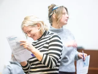 Dossier Leergemeenschappen - vrouwen bekijken lachend vel papier